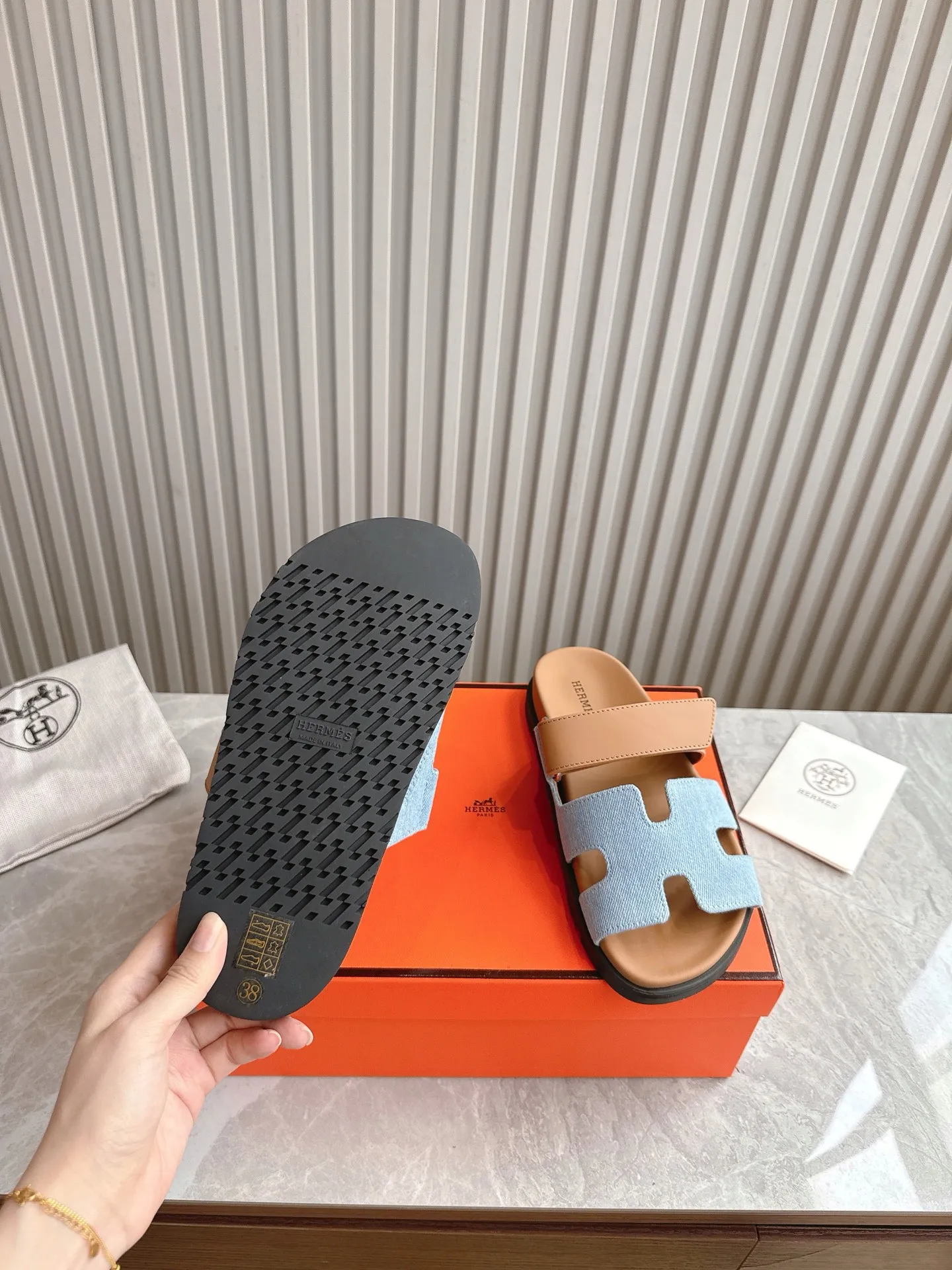 p480🐮🐮Couple model (top version) H family 2024 spring and summer new style HERMES Hermes' recently popular couple model pig nose angle sandals and slippers, paired with various colorful socks, popular. Upper: imported original deerskin (the genuine leather edging is not ordinary super migration). Lining: imported genuine leather. Outsole: Tpu non-slip and wear-resistant outsole. Size: Female 35-42 (40/42 non-returnable and non-exchangeable) Male size: 39-45 (45 non-refundable and non-exchangeable)